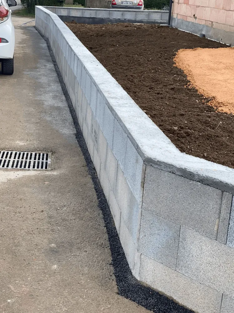 Aménagement extérieur à Eyzin-Pinet